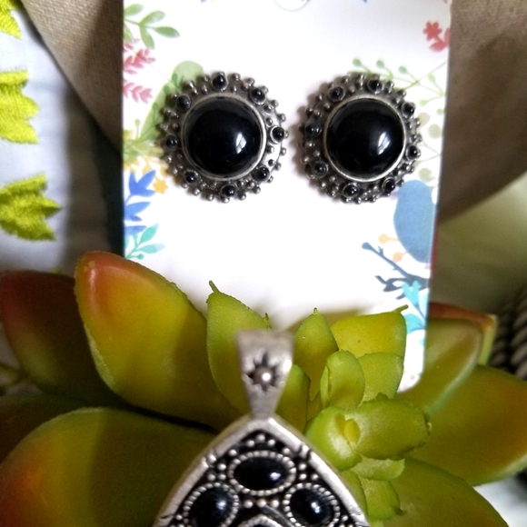 GORGEOUS SILVER AND BLACK  PENDANT AND EARRINGS - Picture 2 of 3